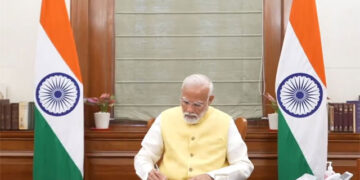 ଚାଷୀଙ୍କ ପାଇଁ ମୋଦୀ ମାରିଲେ ପ୍ରଥମ ଦସ୍ତଖତ