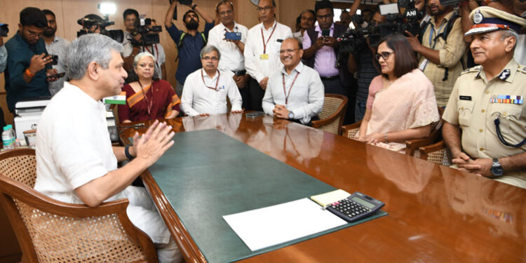 ଆଜି ରେଳ ମନ୍ତ୍ରଣାଳୟର ଦାୟିତ୍ଵ ଗ୍ରହଣ କଲେ ଅଶ୍ୱିନୀ ବୈଷ୍ଣବ