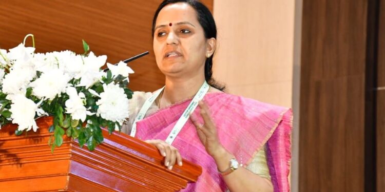 ଛଅ ମାସ ପାଇଁ ଛୁଟିରେ ଗଲେ ପାଣ୍ଡିଆନଙ୍କ ଆଇଏଏସ ପତ୍ନୀ ସୁଜାତା କାର୍ତ୍ତିକେୟନ