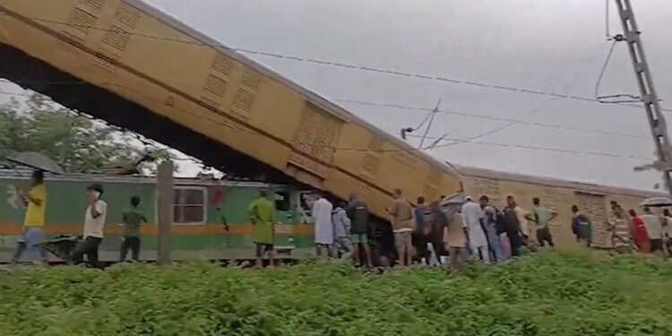 ପଶ୍ଚିମବଙ୍ଗ ରେଳ ଦୁର୍ଘଟଣା: ମୃତ୍ୟୁସଂଖ୍ୟା ୧୫ କୁ ବୃଦ୍ଧି, ସହାୟତା ରାଶି ଘୋଷଣା