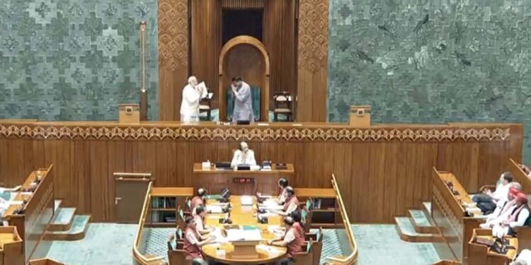 ହଟ୍ଟଗୋଳ ସହିତ ଆରମ୍ଭ ହେଲା ଲୋକସଭାର ପ୍ରଥମ ଅଧିବେଶନ: ସାଂସଦ ଭାବେ ଶପଥ ନେଲେ ପ୍ରଧାନମନ୍ତ୍ରୀ ମୋଦି