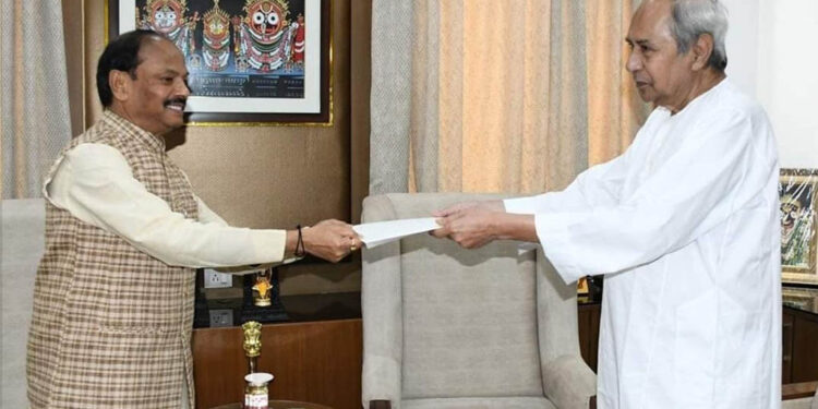 ରାଜଭବନରେ ପହଞ୍ଚି ରାଜ୍ୟପାଳଙ୍କୁ ଇସ୍ତଫା ପତ୍ର ପ୍ରଦାନ କଲେ ନବୀନ ପଟ୍ଟନାୟକ