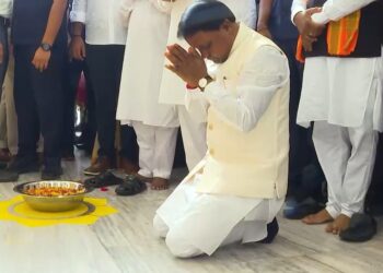 ମନ୍ତ୍ର ଉଚ୍ଚାରଣ ଭିତରେ ମୁଣ୍ଡିଆ ମାରି ଲୋକସେବା ଭବନରେ ପ୍ରବେଶ କଲେ ମୁଖ୍ୟମନ୍ତ୍ରୀ ମୋହନ ମାଝୀ