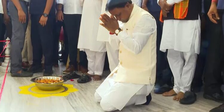 ମନ୍ତ୍ର ଉଚ୍ଚାରଣ ଭିତରେ ମୁଣ୍ଡିଆ ମାରି ଲୋକସେବା ଭବନରେ ପ୍ରବେଶ କଲେ ମୁଖ୍ୟମନ୍ତ୍ରୀ ମୋହନ ମାଝୀ