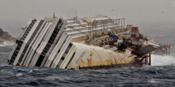 ମଝି ସମୁଦ୍ରରେ ବୁଡ଼ିଲା ଜାହାଜ