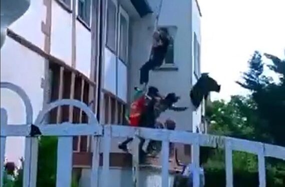 ପାକିସ୍ତାନର ଦୂତାବାସ ଉପରେ ଆକ୍ରମଣ କଲେ ଆଫଗାନିସ୍ତାନର ନାଗରିକ