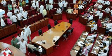 ରାଜ୍ୟପାଳ ପୁଅଙ୍କ ମାଡ ପ୍ରସଂଗରେ ହଟ୍ଟଗୋଳ, ବାଚସ୍ପତିଙ୍କ ମାଇକ ଭାଙ୍ଗିଲେ ବିଜେଡି ବିଧାୟକ