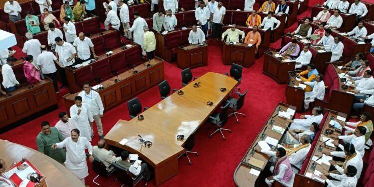 ରାଜ୍ୟପାଳ ପୁଅଙ୍କ ମାଡ ପ୍ରସଂଗରେ ହଟ୍ଟଗୋଳ, ବାଚସ୍ପତିଙ୍କ ମାଇକ ଭାଙ୍ଗିଲେ ବିଜେଡି ବିଧାୟକ