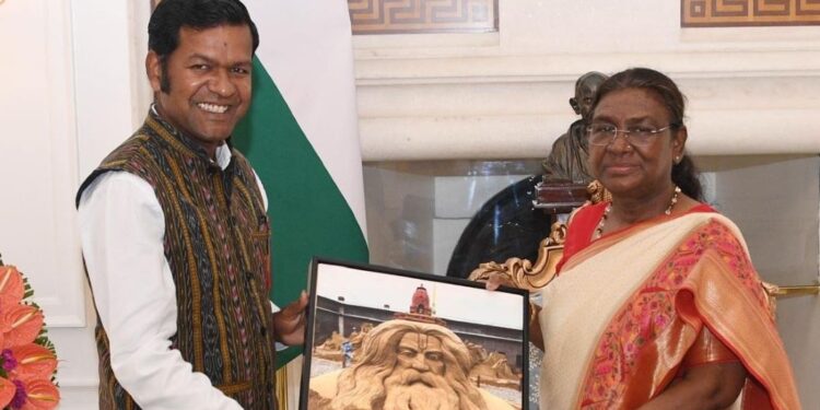 ବାଲୁକା ଶିଳ୍ପୀ ସୁଦର୍ଶନ ପଟ୍ଟନାୟକଙ୍କୁ ଅଭିନନ୍ଦନ ଜଣାଇଲେ ରାଷ୍ଟ୍ରପତି ଦ୍ରୌପଦୀ ମୁର୍ମୁ