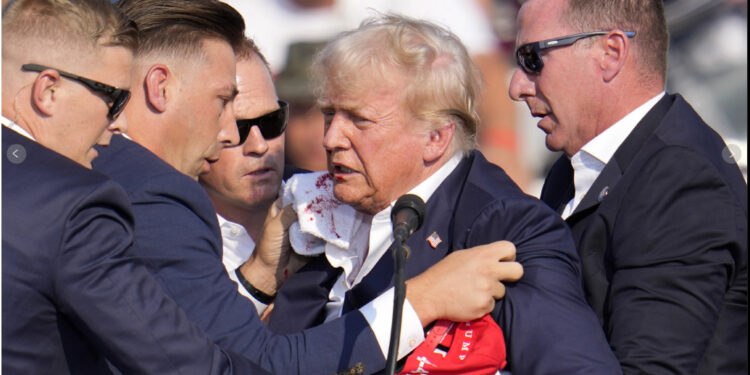 ଭାଷଣ ବେଳେ ଟ୍ରମ୍ପଙ୍କ କାନରେ ବାଜିଲା ଗୁଳି: ଅଳ୍ପକେ ବର୍ତ୍ତିଲେ ଆମେରିକାର ପୂର୍ବତନ ରାଷ୍ଟ୍ରପତି