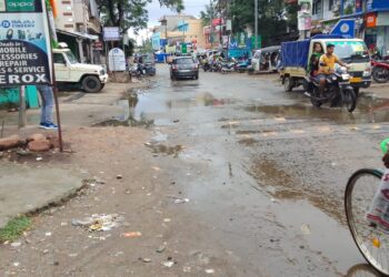 ରାସ୍ତା ବିପର୍ଯ୍ୟସ୍ତ, ଲୋକେ ହନ୍ତସନ୍ତ