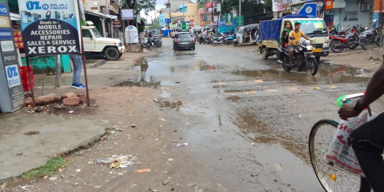 ରାସ୍ତା ବିପର୍ଯ୍ୟସ୍ତ, ଲୋକେ ହନ୍ତସନ୍ତ