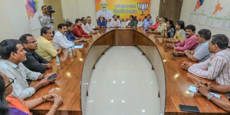 ଓଡିଶାରେ ବିଜେପିର ବରିଷ୍ଠ ନେତା ଅରୁଣ ସିଂ, ରାଜ୍ୟ କର୍ମକର୍ତ୍ତାଙ୍କ ବୈଠକରେ ଫୁଙ୍କିଲେ ମନ୍ତ୍ର