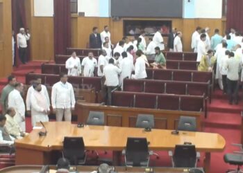 ହଟ୍ଟଗୋଳରୁ ଆରମ୍ଭ ହେଲା ବିଧାନସଭା, ଦୁଇ ବିରୋଧୀ ଦଳର କକ୍ଷତ୍ୟାଗ, ଛିଡା ହୋଇ ପ୍ରତିବାଦ କଲେ ନବୀନ