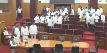 ହଟ୍ଟଗୋଳରୁ ଆରମ୍ଭ ହେଲା ବିଧାନସଭା, ଦୁଇ ବିରୋଧୀ ଦଳର କକ୍ଷତ୍ୟାଗ, ଛିଡା ହୋଇ ପ୍ରତିବାଦ କଲେ ନବୀନ