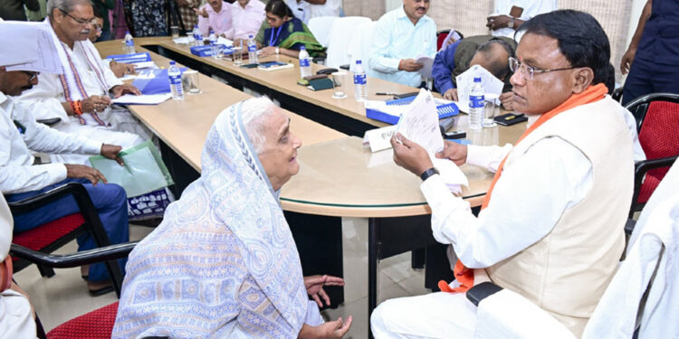 ଅଭିଯୋଗ ଶୁଣିଲେ, ସମାଧାନ ପାଇଁ ଅଧିକାରୀଙ୍କୁ ନିର୍ଦ୍ଦେଶ ଦେଲେ ମୁଖ୍ୟମନ୍ତ୍ରୀ