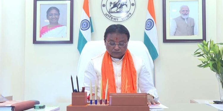 କାର୍ଯ୍ୟ ଆରମ୍ଭ କଲେ ମୁଖ୍ୟମନ୍ତ୍ରୀ: ଓଡିଆ ଭାଷାରେ ନଥି ଉପସ୍ଥାପନ କରିବାକୁ ଦେଲେ ନିର୍ଦ୍ଦେଶ