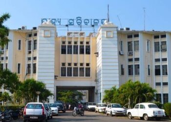 ପୁଣି ହଟିଲେ ୨ ଅଧିକାରୀ, ଅବସର ପରେ ବି ସରକାରୀ ପଦବୀରେ ଥିଲେ