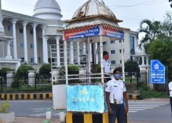 ଟ୍ରାଫିକ ପୋଲିସ ଗେରୁଆ ରଙ୍ଗର ରେନକୋଟ୍‌ ପିନ୍ଧିବେ