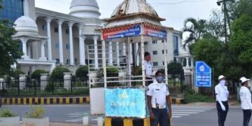 ଟ୍ରାଫିକ ପୋଲିସ ଗେରୁଆ ରଙ୍ଗର ରେନକୋଟ୍‌ ପିନ୍ଧିବେ