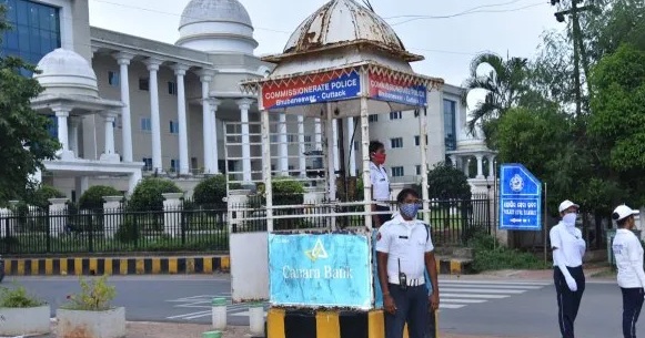 ଟ୍ରାଫିକ ପୋଲିସ ଗେରୁଆ ରଙ୍ଗର ରେନକୋଟ୍ ପିନ୍ଧିବେ