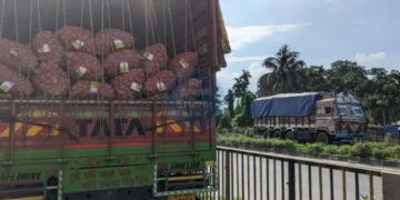 ପଶ୍ଚିମବଙ୍ଗର ହୀନ କାମ: ଆଳୁ ଟ୍ରକ୍ ଜଗିବାକୁ ଲାଗିଲା ସିସି ଟିଭି