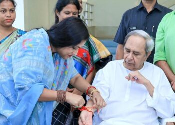 ନବୀନଙ୍କ ହାତରେ ରାକ୍ଷୀ ବାନ୍ଧିଲେ ବିଜେଡି ନେତ୍ରୀ ଲେଖାଶ୍ରୀ