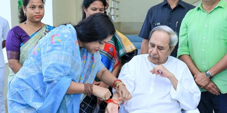 ନବୀନଙ୍କ ହାତରେ ରାକ୍ଷୀ ବାନ୍ଧିଲେ ବିଜେଡି ନେତ୍ରୀ ଲେଖାଶ୍ରୀ