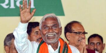 ପଦ୍ମ ଧରିଲେ ଚମ୍ପାଇ ସୋରେନ