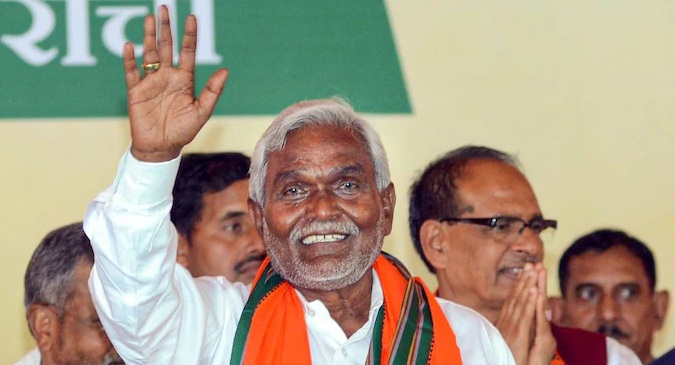 ପଦ୍ମ ଧରିଲେ ଚମ୍ପାଇ ସୋରେନ