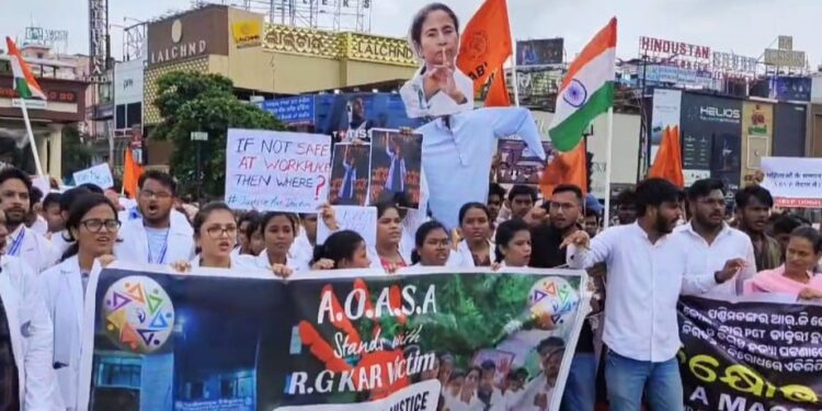 ଡ଼ାକ୍ତରୀ ଛାତ୍ରୀଙ୍କ ହତ୍ୟା ପ୍ରତିବାଦରେ ରାଜ୍ୟ ବ୍ୟାପି ଆୟୁଷ ଡ଼ାକ୍ତରୀ ଛାତ୍ରଛାତ୍ରୀଙ୍କ ୨୪ଘଣ୍ଟିଆ ଆନ୍ଦୋଳନ