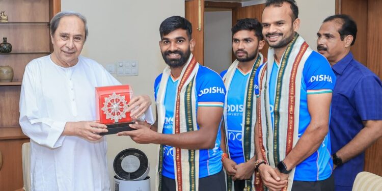 ନବୀନ ନିବାସରେ ନବୀନ ପଟ୍ଟନାୟକଙ୍କୁ ଭେଟିଲେ ଅଲିମ୍ପିକ ବିଜୟୀ ଭାରତୀୟ ହକି ଦଳ