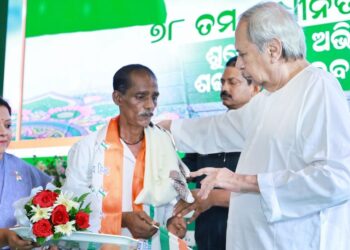 ନବୀନ ପଟ୍ଟନାୟକ କଲେ ପତାକା ଉତ୍ତୋଳନ, ସଂଗ୍ରାମୀ ଦାୟାଦଙ୍କୁ ସମ୍ମାନିତ