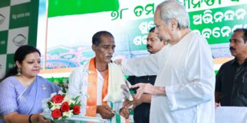 ନବୀନ ପଟ୍ଟନାୟକ କଲେ ପତାକା ଉତ୍ତୋଳନ, ସଂଗ୍ରାମୀ ଦାୟାଦଙ୍କୁ ସମ୍ମାନିତ