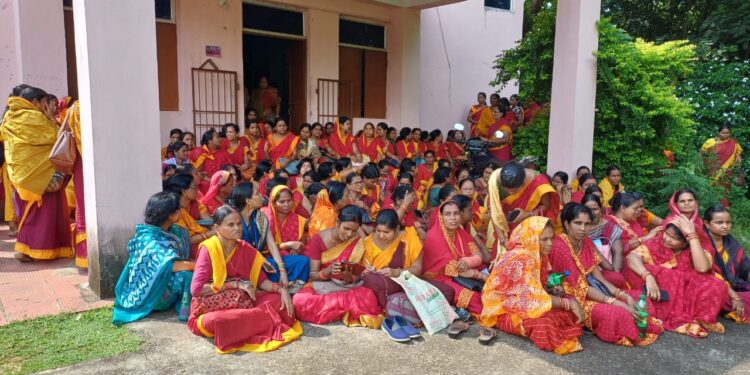 ସ୍ୱୟଂ ସହାୟିକା ଗ୍ରୁପ ମାଧ୍ୟମରେ ଶିଶୁଙ୍କୁ ପୋଷାକ ବଣ୍ଟନ ନିଷ୍ପତ୍ତିକୁ ବିରୋଧ କରି ସମନ୍ବିତ ଶିଶୁ ମଙ୍ଗଳଅଫିସି ସମ୍ମୁଖରେ ଅଙ୍ଗନବାଡି କର୍ମୀଙ୍କ ଗଣଧାରଣା ଓ ପ୍ରତିବାଦ