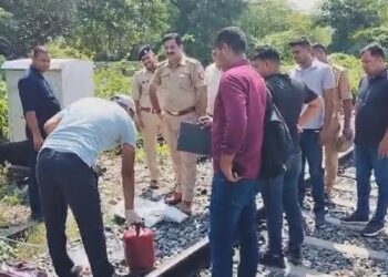 ଟ୍ରେନ୍‌ ଟ୍ରାକ୍‌ରୁ ମିଳିଲା ଗ୍ୟାସ୍‌ ସିଲିଣ୍ଡର