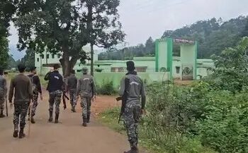 ଧନୁ ତୀର ଧରି ଆତଙ୍କ ଖେଳାଉଛି ଯୁବକ