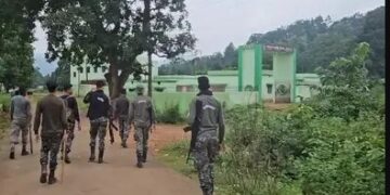 ଧନୁ ତୀର ଧରି ଆତଙ୍କ ଖେଳାଉଛି ଯୁବକ