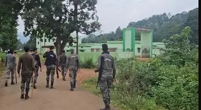 ଧନୁ ତୀର ଧରି ଆତଙ୍କ ଖେଳାଉଛି ଯୁବକ