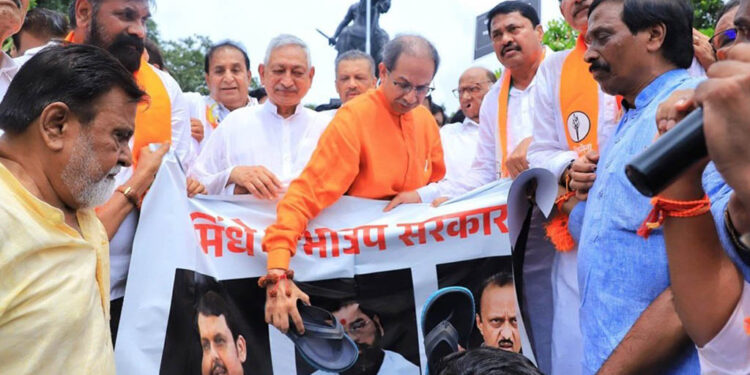 ମୁଖ୍ୟମନ୍ତ୍ରୀ ସିନ୍ଦେଙ୍କ ଫଟୋରେ ଉଦ୍ଧବ ଠାକରେଙ୍କ ଜୋତା ମାଡ଼: କଡ଼ା ବିରୋଧ କଲେ ସଞ୍ଜୟ ନିରୁପମ୍