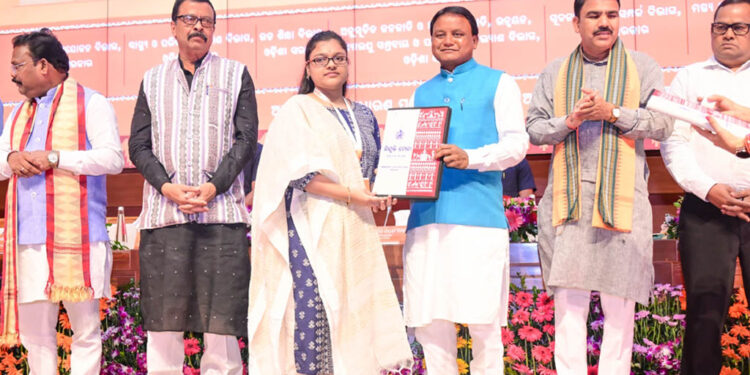 ୭ଟି ବିଭାଗରେ ୪୭୬ ଜଣ ଅଧିକାରୀ ଓ କର୍ମଚାରୀମାନଙ୍କୁ ନିଯୁକ୍ତି ପତ୍ର ପ୍ରଦାନ କଲେ ମୁଖ୍ୟମନ୍ତ୍ରୀ