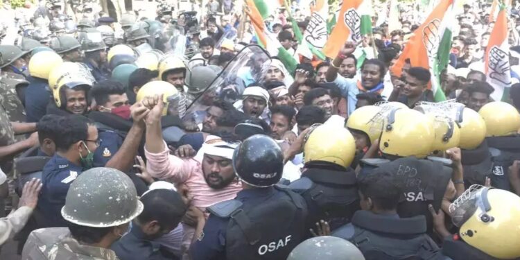 ନିର୍ବାଚନ କରିବା ଦାବିରେ ଛାତ୍ର କଂଗ୍ରେସ- ପୋଲିସ ଧସ୍ତାଧସ୍ତି