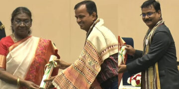 ରାଷ୍ଟ୍ରପତିଙ୍କଠାରୁ ଜାତୀୟ ଶିକ୍ଷକ ପୁରସ୍କାର ଗ୍ରହଣ କଲେ ଓଡ଼ିଶାର ଦୁଇ କୃତି ଶିକ୍ଷକ