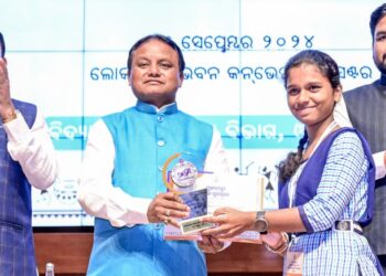 ରାଜ୍ୟସ୍ତରୀୟ ଗୁରୁଦିବସ ଉତ୍ସବରେ ବିଦ୍ୟାର୍ଥୀମାନଙ୍କୁ ସମ୍ବର୍ଦ୍ଧନା କଲେ ମୁଖ୍ୟମନ୍ତ୍ରୀ ମୋହନ ମାଝୀ
