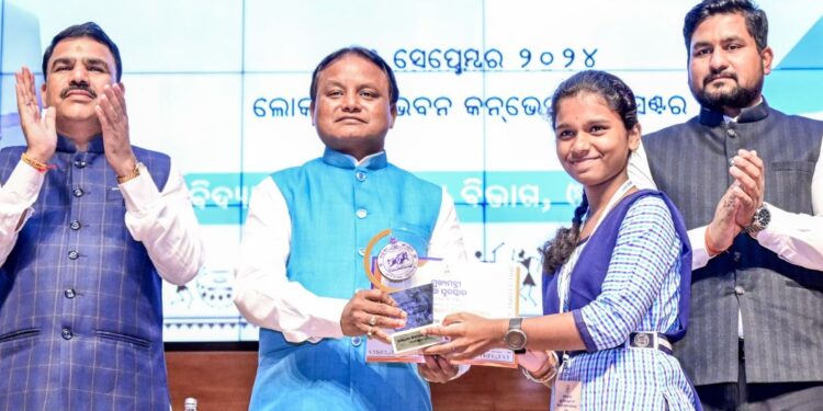 ରାଜ୍ୟସ୍ତରୀୟ ଗୁରୁଦିବସ ଉତ୍ସବରେ ବିଦ୍ୟାର୍ଥୀମାନଙ୍କୁ ସମ୍ବର୍ଦ୍ଧନା କଲେ ମୁଖ୍ୟମନ୍ତ୍ରୀ ମୋହନ ମାଝୀ