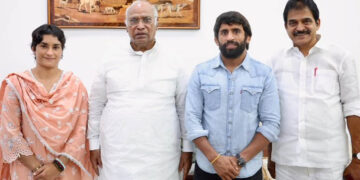 କଂଗ୍ରେସରେ ସାମିଲ ହେଲେ କୁସ୍ତିଯୋଦ୍ଧା ବିନେଶ ଫୋଗାଟ ଏବଂ ବଜରଙ୍ଗ ପୁନିଆ