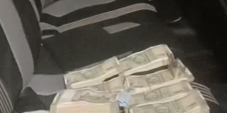 କାର ଭିତରୁ ମିଳିଲା ପୁଳାପୁଳା ଟଙ୍କା