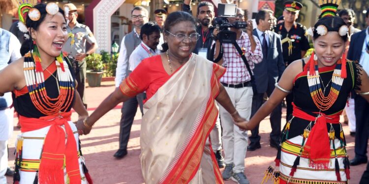 କଳା ଉତ୍ସବ ଉଦଘାଟନ କରି ନୃତ୍ୟଶିଳ୍ପୀଙ୍କ ସହିତ ନୃତ୍ୟ କଲେ ରାଷ୍ଟ୍ରପତି ଦ୍ରୌପଦୀ ମୁର୍ମୁ