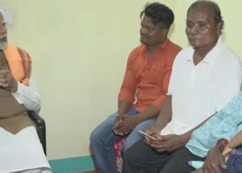 ଗାଡକଣ ବସ୍ତିର ଲୋକଙ୍କ ସହିତ ଖିରି ଖାଇଲେ ମୋଦି