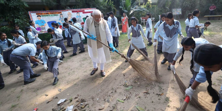 ସ୍ୱଚ୍ଛତା ଅଭିଯାନରେ ସାମିଲ ହେଲେ ପ୍ରଧାନମନ୍ତ୍ରୀ ମୋଦୀ 